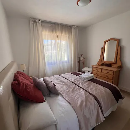 Beautiful 2 Beds-near Coast With Pool & Balcony